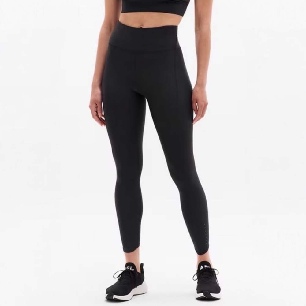 Athleta Pacesetter 7/8 tight in black NWT